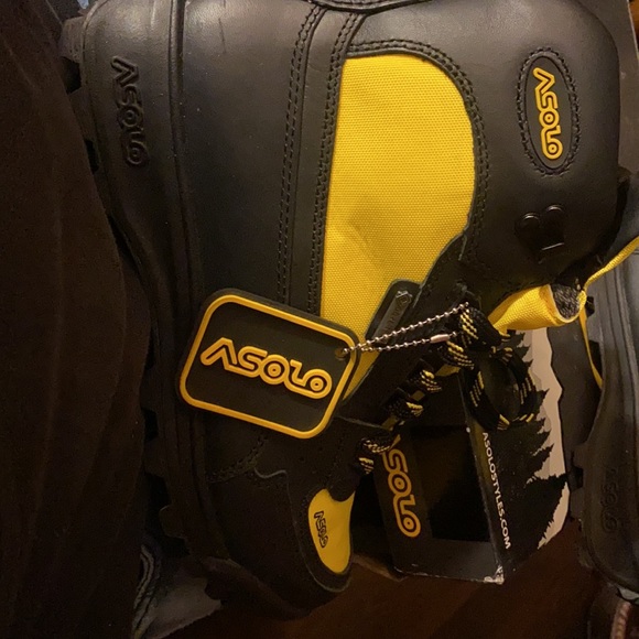Brand new boots never worn black n yellow asolo boots - Picture 2 of 3